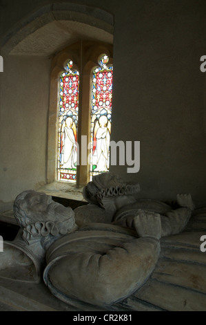 Due recumbent figure in pietra sulla tomba di Giovanni e Anne Meller, nella chiesa di San Pietro a Winterborne è venuto nel Dorset. Inghilterra, Regno Unito. Foto Stock