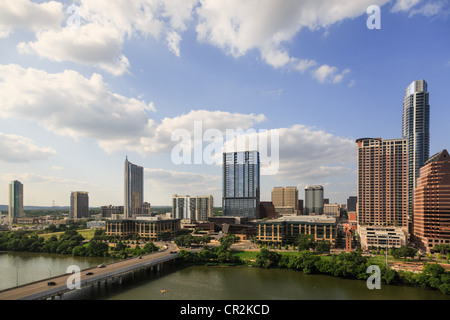 Il centro di Austin, Texas skyline guardando a Nord attraverso Ladybird Lago / Città Lago Foto Stock
