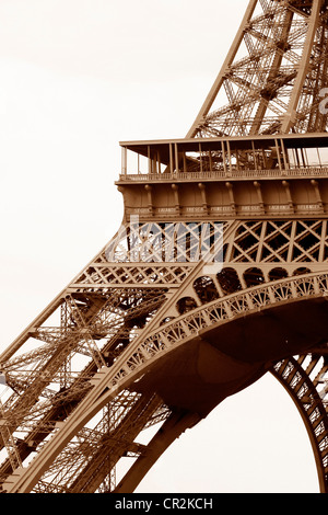 Vista astratta della Torre Eiffel a Parigi. Francia Foto Stock