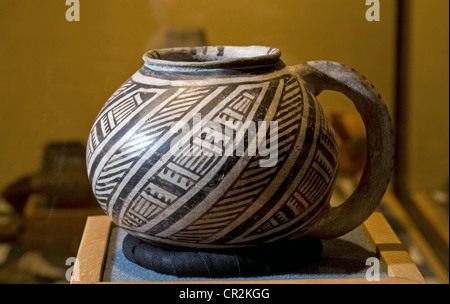 Un antico Anasazi cup, probabilmente realizzato in o intorno a Chaco Canyon, Nuovo Messico. Foto Stock