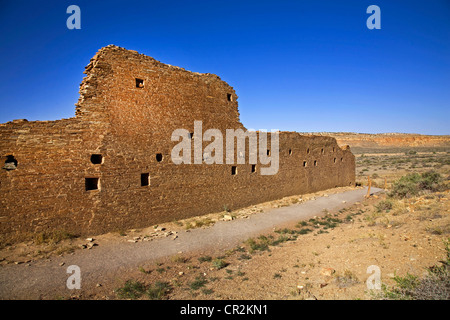 Le pareti di pietra arenaria della Anasazi grande casa di Hungo Pavi, Chaco Canyon National Historical Park, New Mexico Foto Stock