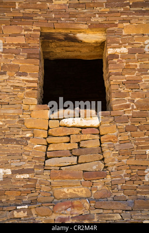 T A T porta a uno dei massicci Anasazi grandi case a Chaco Canyon National Historical Park in New Mexico. Foto Stock