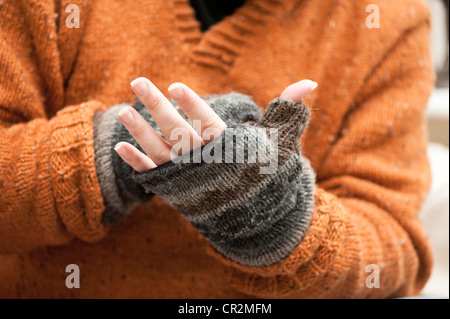 Uomo a mettere su guanti senza dita Foto Stock