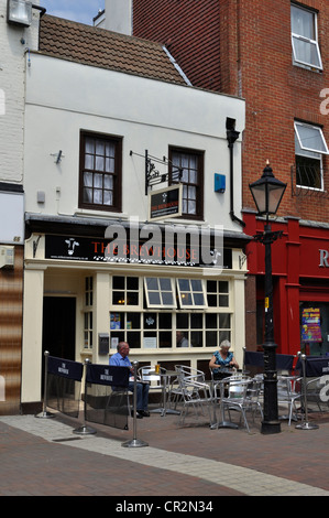 I tini di filtrazione è una piccola casa pubblica convertito da un negozio nella parte pedonale di Poole High Street, Dorset. Foto Stock