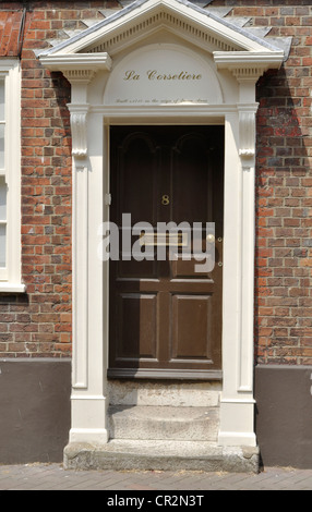 Porta di La Corsetiere, un presto affinché il XVIII secolo town house nel centro di Poole, Dorset. Foto Stock