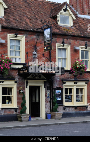 Entrata al bianco originale Hart public house e hotel in luogo di mercato, Ringwood, Hampshire. Foto Stock