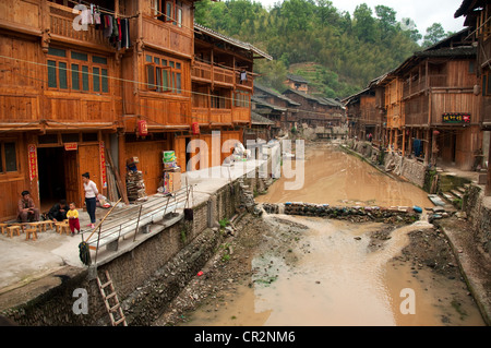 Il canale circondato da dong tradizionali case di legno, zhaoxing dong village, Cina Foto Stock