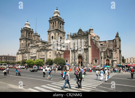 Le persone che attraversano la strada davanti alla Cattedrale Metropolitana e Metropolitan Tabernacolo sul Zocalo a Città del Messico Foto Stock