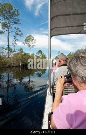 I turisti di prendere un tour in barca del Okefenokee Swamp, Okefenokee National Wildlife Refuge in Georgia, Stati Uniti d'America. Foto Stock