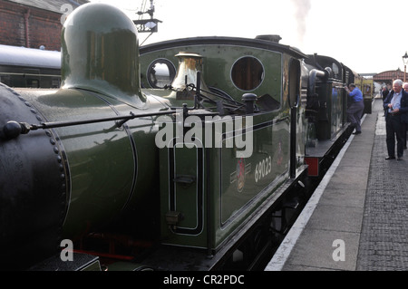 69023 & 7144 doppia voce un treno in piedi sulla stazione di Bewdley piattaforma. Foto Stock