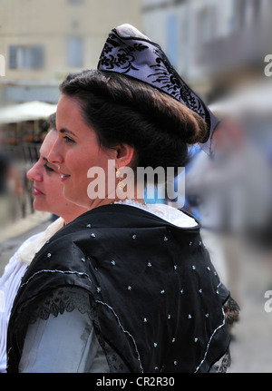 Donna di Arles vestito in abiti tradizionali a Fete des mandriani festival nella città romana di Arles, Provenza, Francia Foto Stock