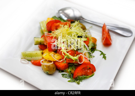 Insalata fresca da pomodori, cetrioli e cipolle con olive Foto Stock