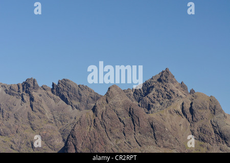 Picchi rocciosi della Black Cuillin montagna cresta sull'Isola di Skye. Am Basteir a sinistra, Sgurr nan Gillean a destra Foto Stock