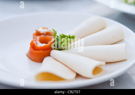 Prosciutto e salmone affumicato su piastra bianca Foto Stock