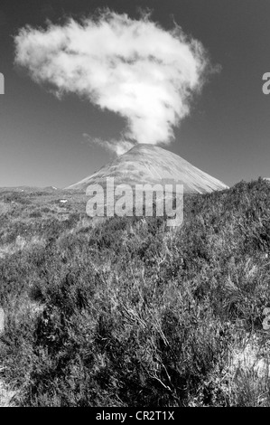 Pennacchio drammatica del cloud sopra Glamaig, montagna sull'Isola di Skye, Ebridi Interne, Scozia Foto Stock