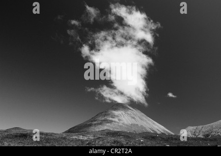 Pennacchio di nube sopra Sgurr Mhairi, Glamaig, Isola di Skye, Ebridi Interne, Scozia Foto Stock