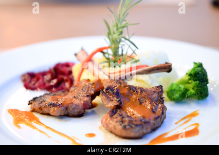 La gamba di agnello bistecca con salsa di pomodoro e verdure Foto Stock