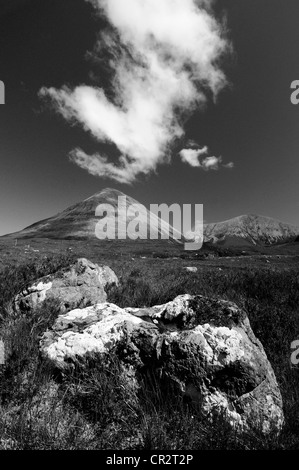 Drammatica immagine monocromatica del cloud sopra Glamaig, montagna sull'Isola di Skye Foto Stock