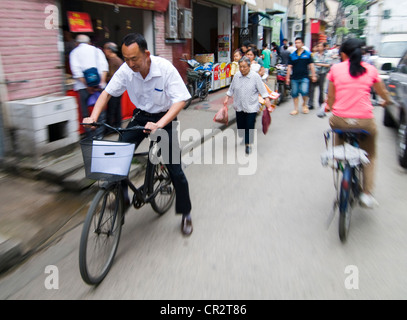 Strade trafficate nei vecchi quartieri di Wuhan. Foto Stock