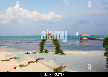 Ambergris Caye Belize matrimonio sulla spiaggia Arch, barca a vela e Pier Foto Stock