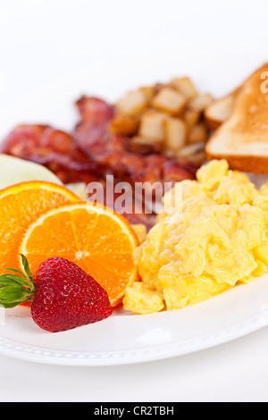 La deliziosa colazione a base di uova strapazzate con pane tostato e pancetta Foto Stock
