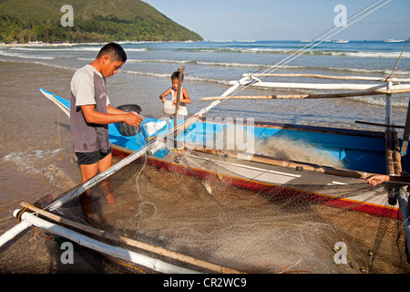 Pescatore con suo figlio presso la spiaggia di Sabang, PALAWAN FILIPPINE, Asia Foto Stock