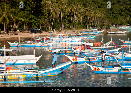 Outrigger tipiche imbarcazioni in attesa di portare i turisti al fiume sotterraneo di Sabang, PALAWAN FILIPPINE, Asia Foto Stock