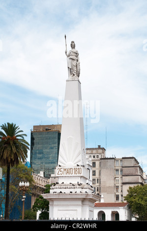 Pirámide de Mayo o può Piramide si trova nel centro di Plaza de Mayo di Buenos Aires Foto Stock