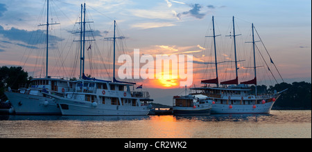 Croazia, Dalmazia, costa dalmata, Isola di Meleda, tramonto nel porto di Pomena Foto Stock