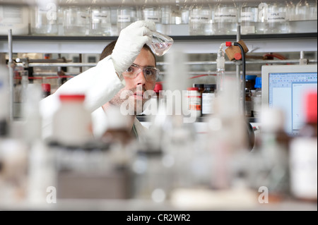 tecnico di laboratorio maschile che lavora in laboratorio Foto Stock