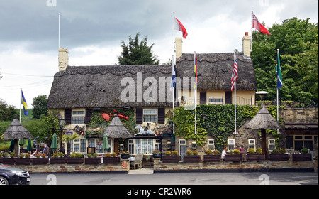 Il Ristorante Crab & Lobster di Asenby, North Yorkshire, sembra un tipico pub di campagna inglese Foto Stock