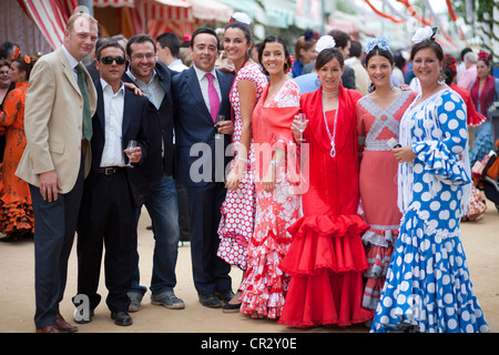 Lo spagnolo le donne in costume tradizionale e gli spagnoli a Feria de Abril di Siviglia fiera di aprile, Siviglia, Spagna, Europa Foto Stock