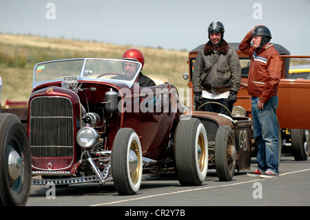 Rockers In attesa di gara la loro Hot Rods al NSRA (National Street Rod Association) Nostalgia cittadini drag racing event a Sh Foto Stock