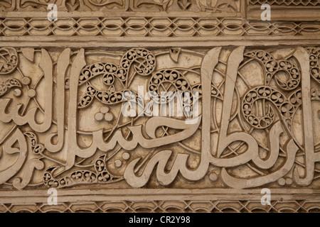 La scrittura araba su una parete in Fes o Fez in Marocco, Africa Foto Stock