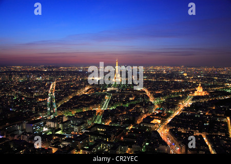 Francia, Parigi Torre Eiffel illuminata (© SETE-Luminarie Pierre Bideau) visto dalla torre di Montparnasse Foto Stock
