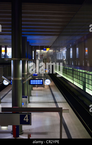 Piattaforma della stazione ferroviaria potsdamer Platz di Berlino, Germania, Europa Foto Stock