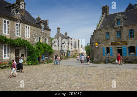 Piazza della chiesa e la piazza del mercato di locronan, lokorn, un comune nella parte occidentale del dipartimento di Finisterre, Bretagna Francia Foto Stock