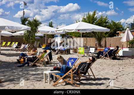 Germania Berlino, distretto di Friedrichshain, estate spiaggia lungo il fiume Spree Foto Stock