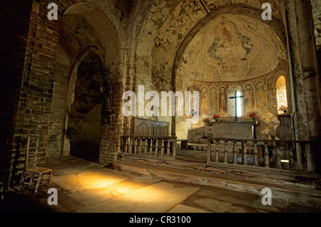 Francia, Saône et Loire, Brancion, la chiesa di St Pierre con cistercense in stile romanico Foto Stock