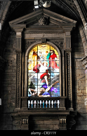 Il vetro macchiato la finestra della chiesa, il Duomo di Milano e il Duomo di Milano, costruzione iniziare 1386, completamento 1858, Milan, Milano, Lombardia Foto Stock
