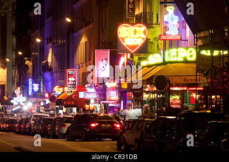 Francia, Parigi Montmartre, Pigalle, Boulevard de Clichy, sexshops e neon di notte Foto Stock