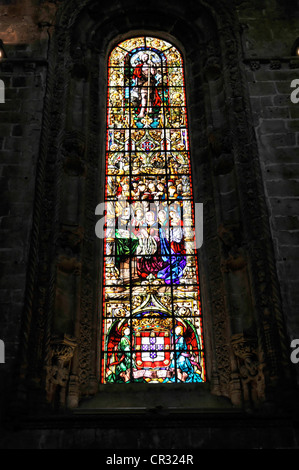 Colorate le finestre di vetro macchiate, Santa Maria Maggiore e il Mosteiro dos Jeronimos, Hieronymites Monastero, Patrimonio Mondiale dell Unesco Foto Stock