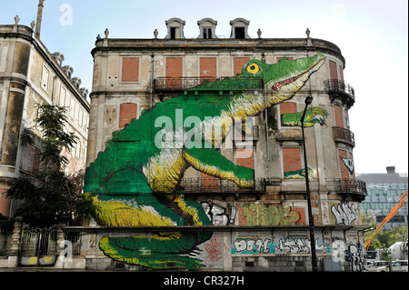 Graffiti, murale, su una facciata, situato nei pressi di Praça Marques de Pombal, Lisbona, Portogallo, Europa Foto Stock