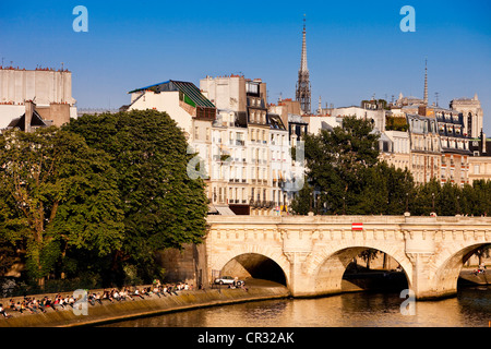 Francia, Parigi, il Pont Neuf (ponte nuovo) sulle rive del fiume Senna Patrimonio Mondiale UNESCO Foto Stock