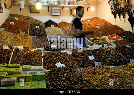 Fornitore di frutta secca, noci, date al suo mercato in stallo, souk, souk, Medina, Marrakech, Marocco, Africa Foto Stock