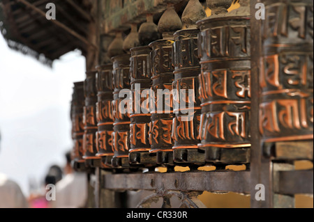 Ruote della preghiera in Swayambhunath tempio complesso, Kathmandu, Valle di Kathmandu, Nepal, Asia Foto Stock