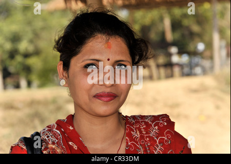 Giovane donna nepalese, ritratto, Chitwan il parco nazionale, Nepal, Asia Foto Stock