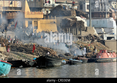 Cremazione rituale sulle scale sul Fiume Gange, Manikarnika Ghat Varanasi, Benares, Uttar Pradesh, India, Asia Foto Stock