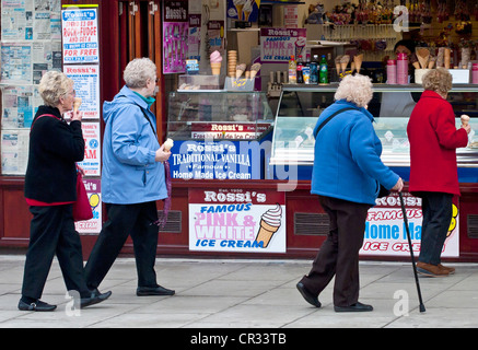 Le persone anziane shopping e godendo di una giornata fuori in Southport Inghilterra. Foto Stock