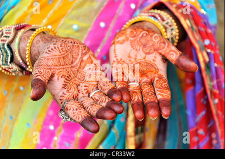 Festive hennè mehndi dipinto sul palmo di una donna indiana, preziosi gioielli, per il quinto anniversario di matrimonio, Jaipur Foto Stock